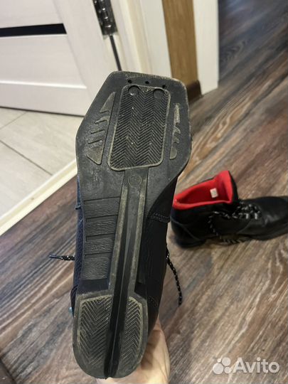 Лыжные ботинки с лыжами