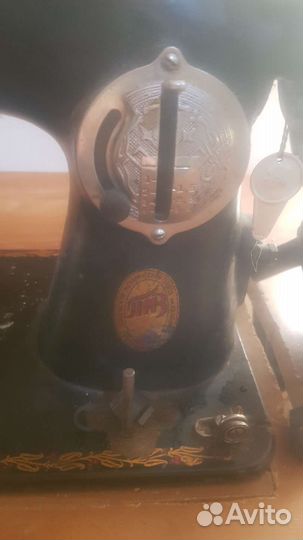 Швейная машинка на старинной немецкой станине