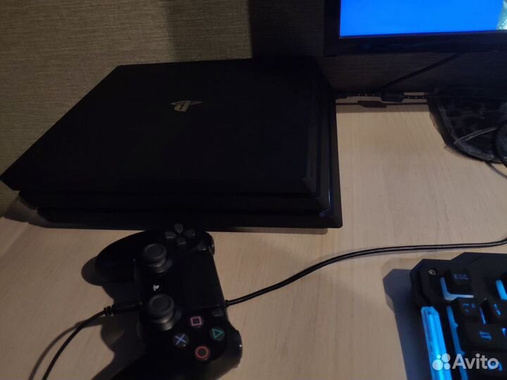 Sony Playstation 4 Pro 1TB (CUH-7008B)