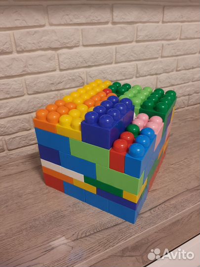 Детский конструктор. Крупные детали