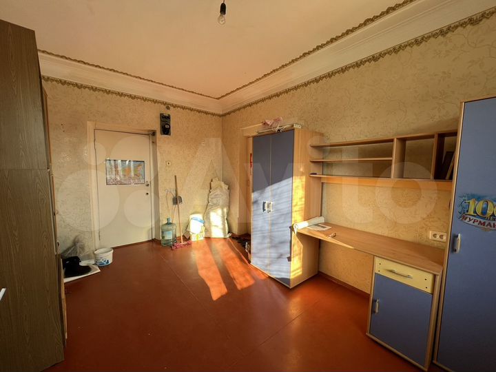 Комната 37 м² в 5-к., 1/2 эт.