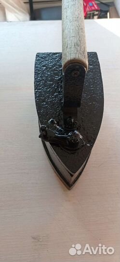 Старинный угольный утюг