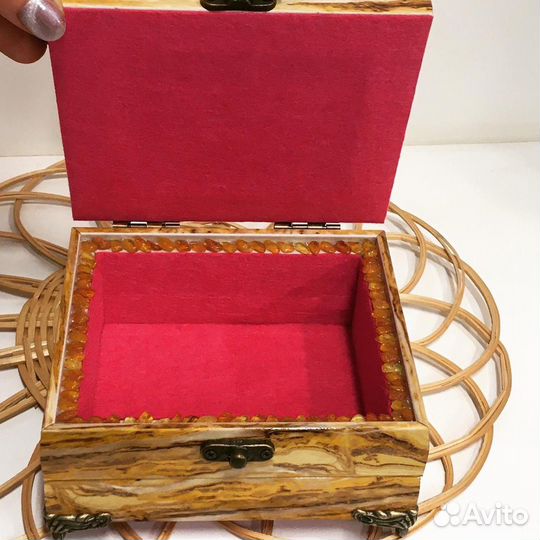 Шкатулки, инкрустированные янтарём