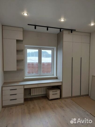 Рабочая зона вдоль окна