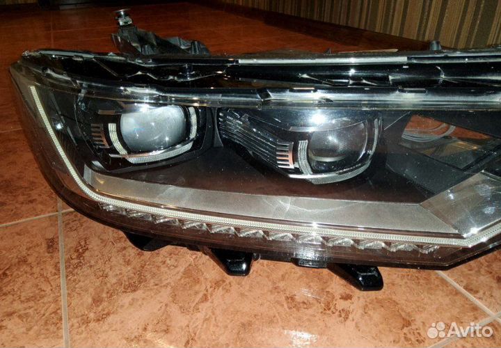 Фара передняя правая верхняя Volkswagen Tiguan 2