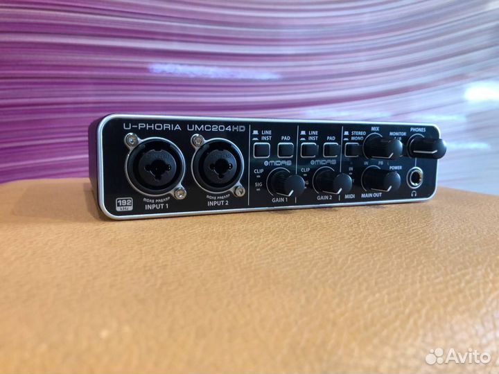 Звуковая карта Behringer UMC204HD