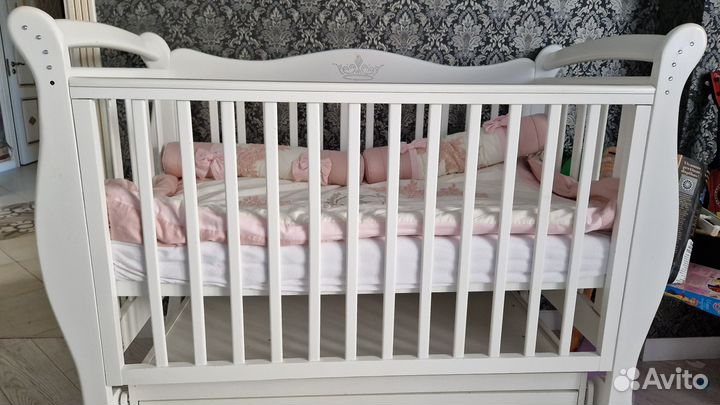 Детская кроватка с маятником и ящиком