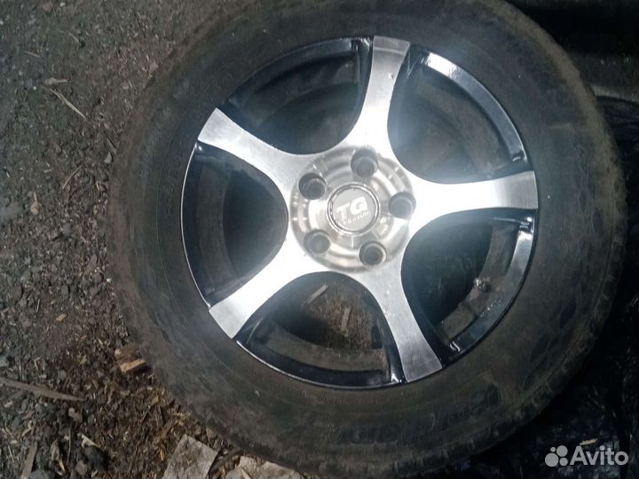 Продам литье на 15 с резиной лето 4 штуки