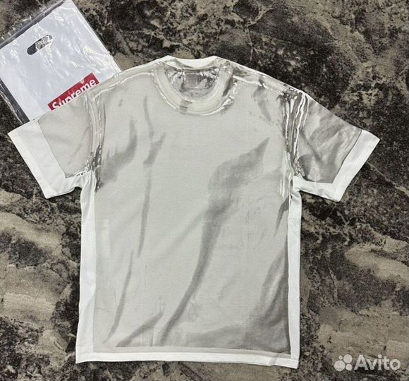 Футболка Supreme x Maison Margiela: классика уличной моды