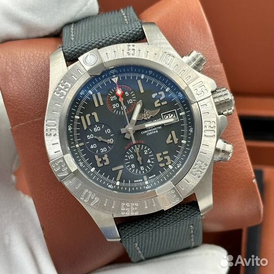 Часы Breitling Avenger Chronograph