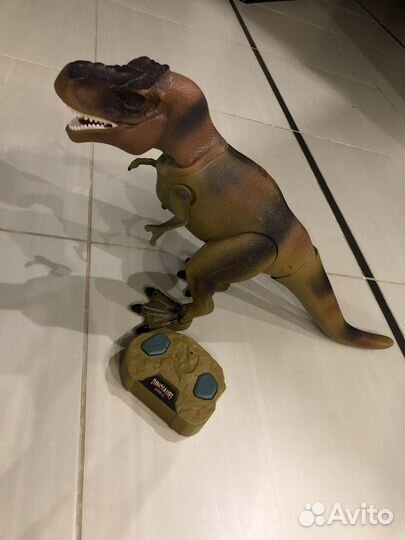 Продаю игрушку динозавр на пульте управления