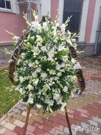Венки ритуальные из живых цветов