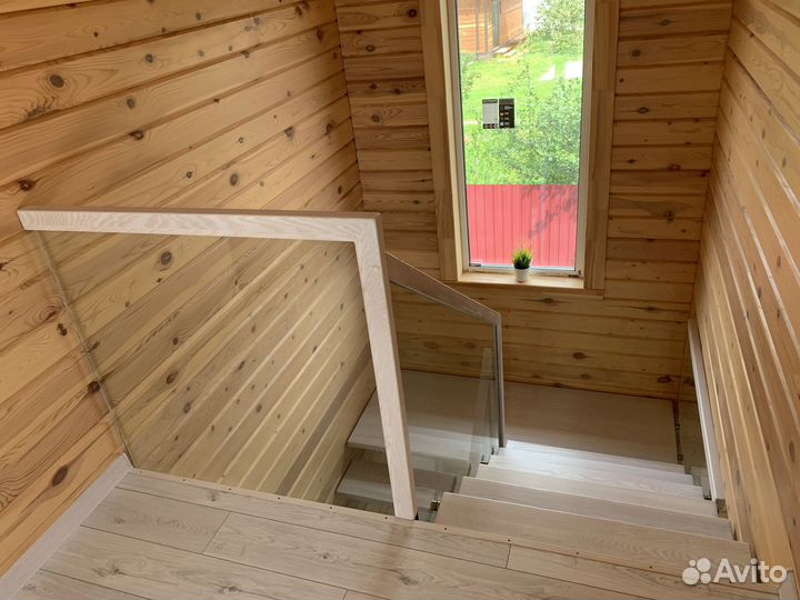 Лестница на монокосоуре с площадкой в дом