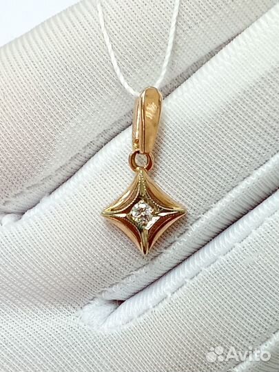 Золотая подвеска с бриллиантом