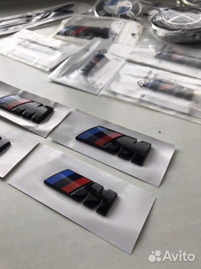 М-ки значок на крыло BMW. Черный глянец