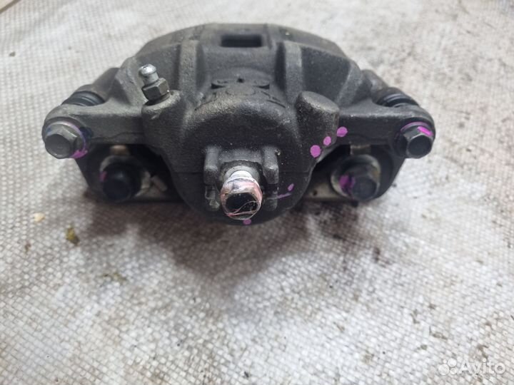 Суппорт тормозной передний левый Хонда Фит GP1