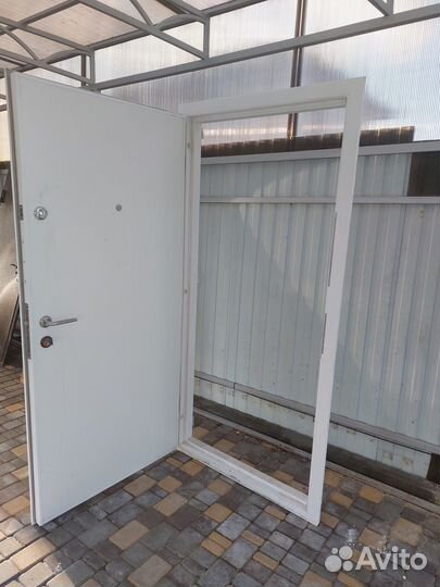 Продам входную металлическую дверь