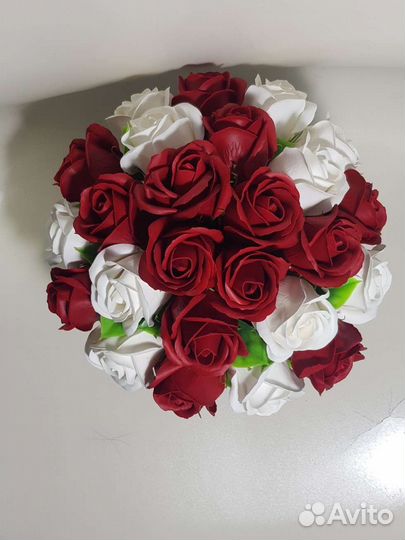 Красные розы из мыла