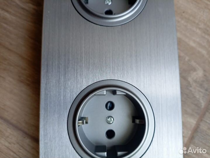 Розетка тройная Wallpad новая