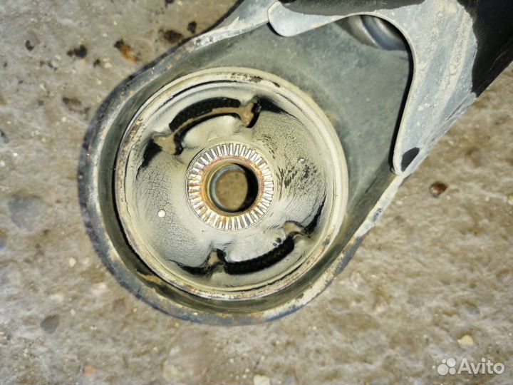 Рычаг передний правый нижний Toyota Voxy AZR60G