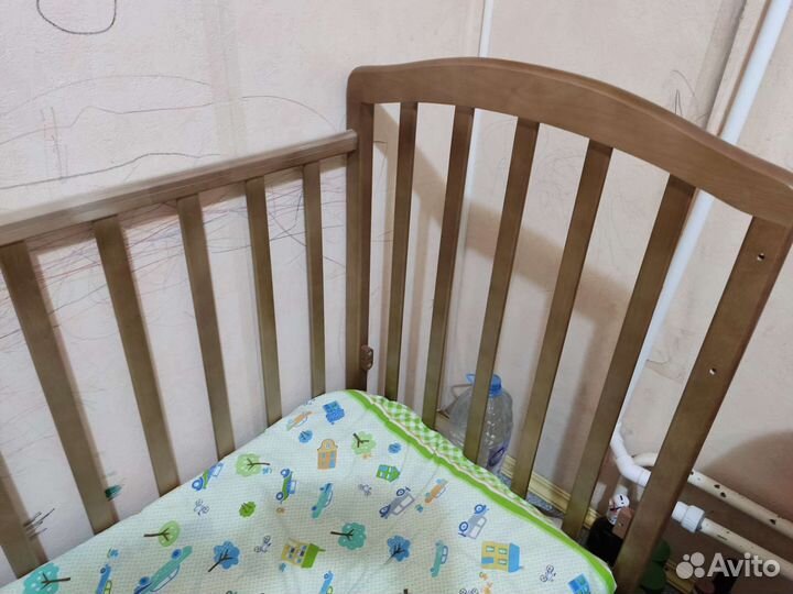 Детская кроватка с маятником и ящиком