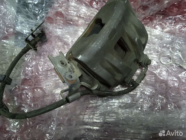 Суппорт передний правый dodge charger LD