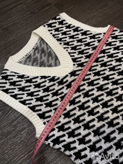 Жилетка женская бежевая и черно-белая