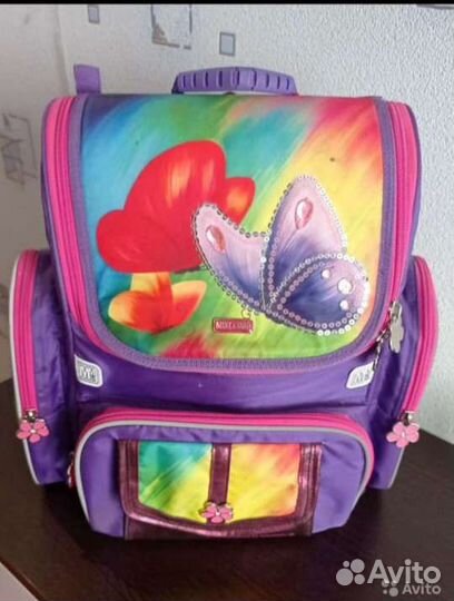 Рюкзак школьный на фото, есть красный