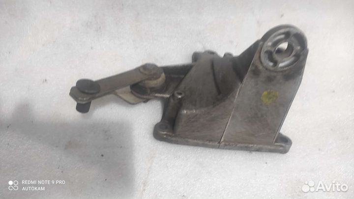 Кронштейн кпп правый Volkswagen Passat B5