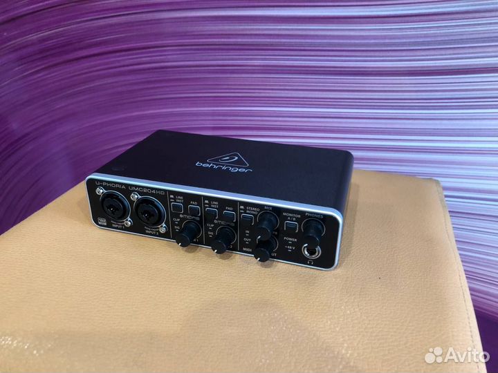 Звуковая карта Behringer UMC204HD