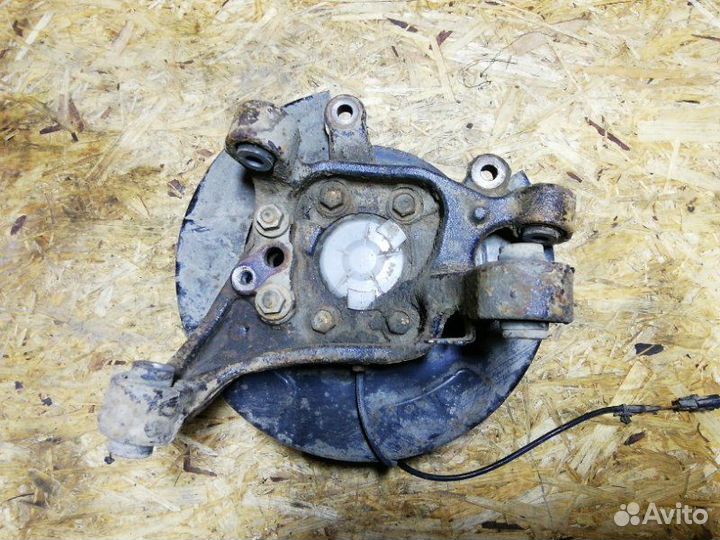 Кулак поворотный задний левый Nissan Teana L33