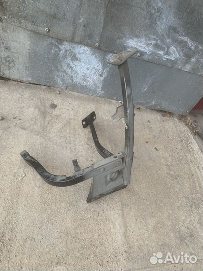 Кронштейн левого крыла Audi A8 d3 03-11