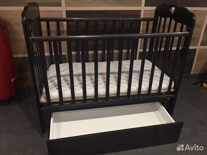 Детская кроватка с маятником