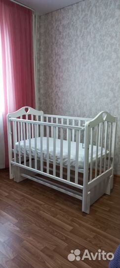 Кроватка детская с маятником