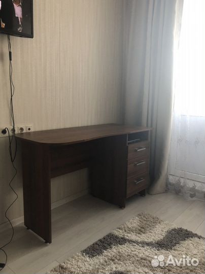 Письменный стол (офисный стол)