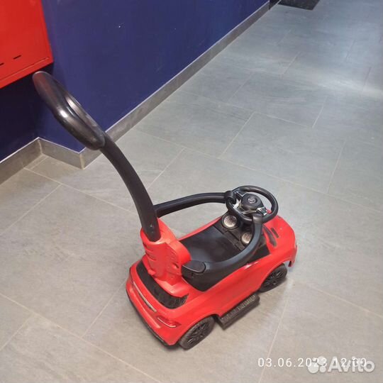 Машинка каталка толокар с ручкой