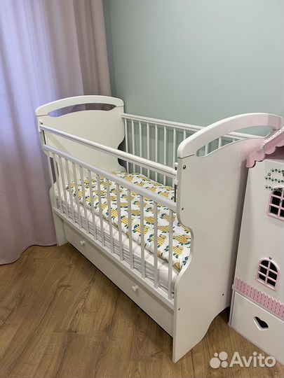 Детская кроватка с маятником и ящиком