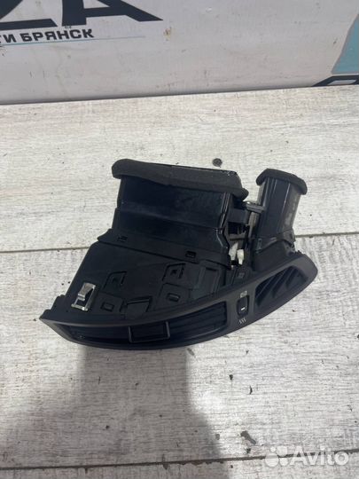 Дефлектор воздушный правый (салон) Kia Ceed 1