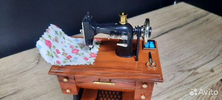 Музыкальная шкатулка швейная машинка