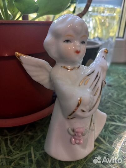 Фарфоровая статуэтка Ангел