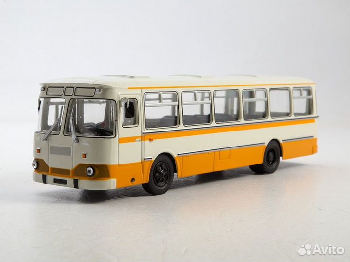 1:43 Масштабная модель Автобус Ликинский-677М, беж
