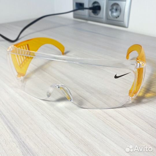 Защитные очки и непромокаемая сумка Nike