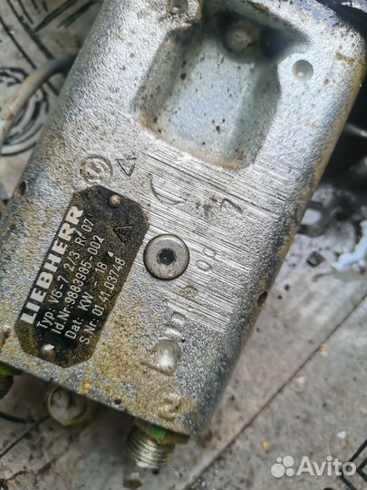 Педаль хода гусеничного экскаватора liebherr R904