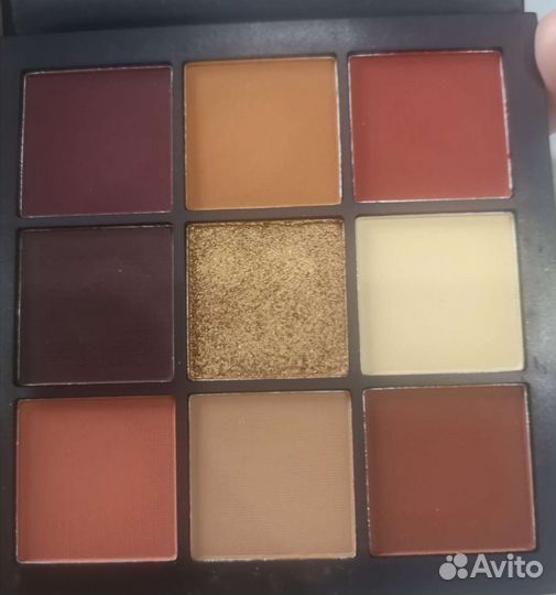 Палетка теней huda beauty