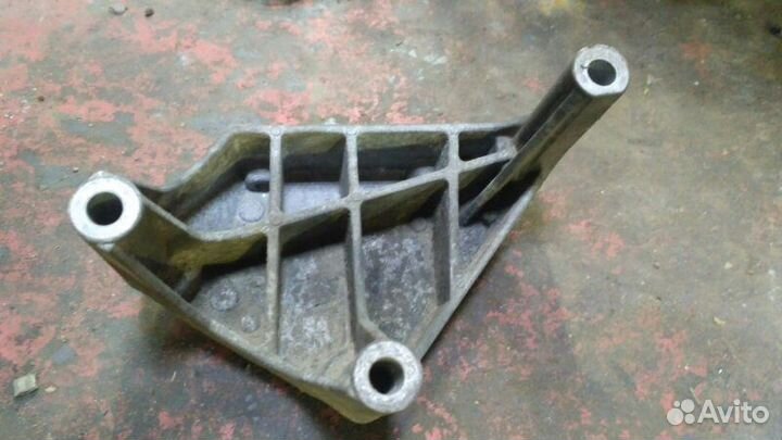 Кронштейн двигателя правый Opel Corsa C Z14XEP