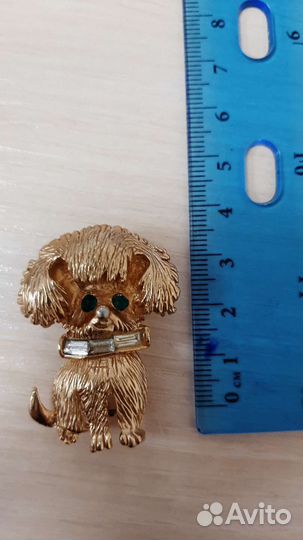 Значок советский щенок с камнями