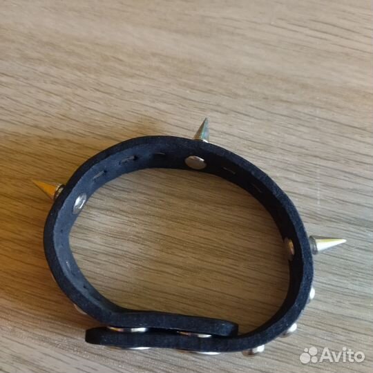 Браслет с шипами