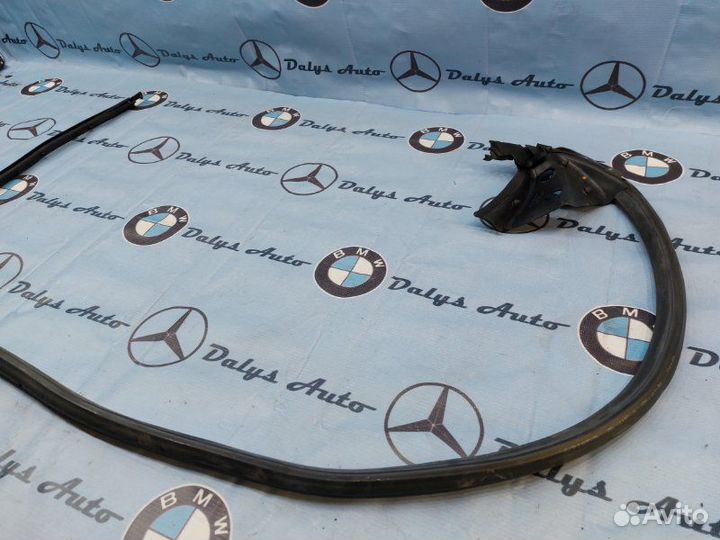 Уплотнитель двери задний левый Mercedes-Benz