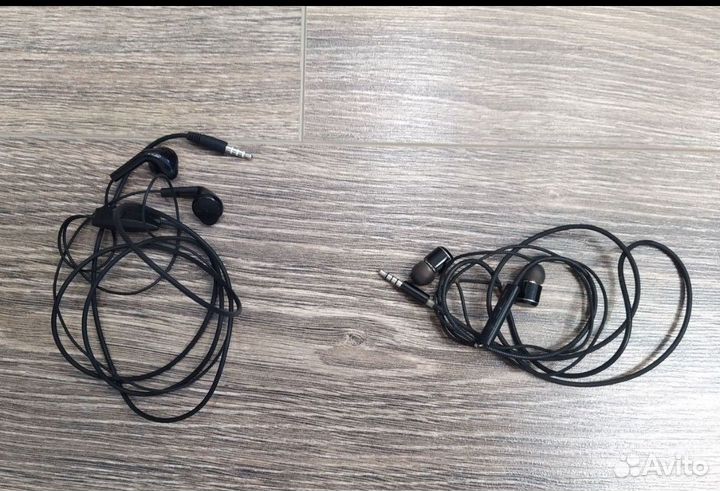 Зарядные устройства, наушники и так по мелочи