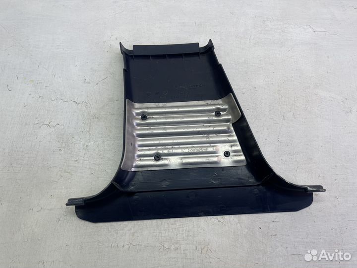 Обшивка стойки правая (синяя) для Mercedes W210